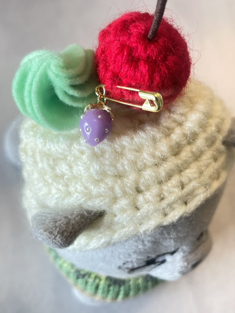 いちごブローチ/薄紫