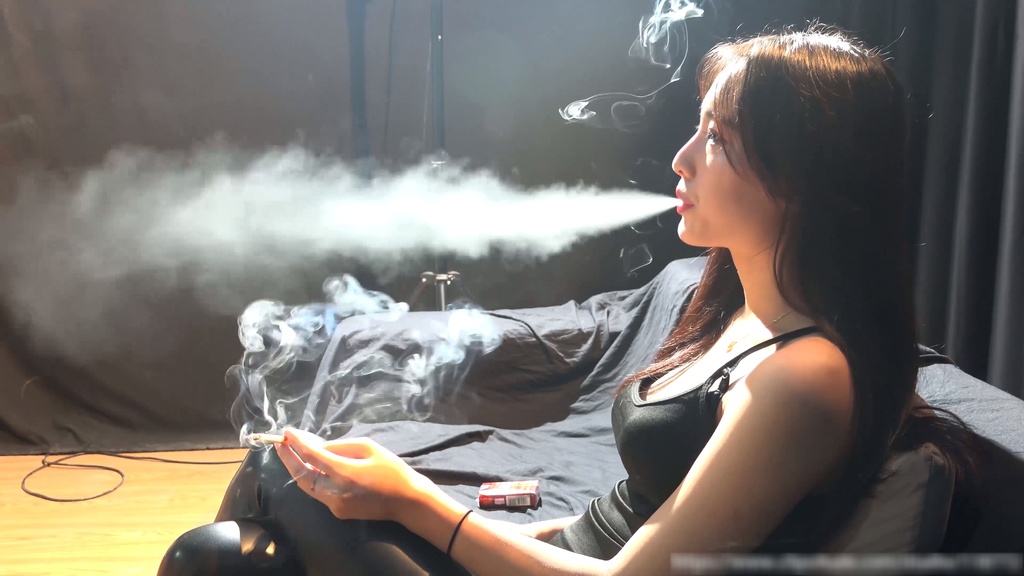 Young heavy smoker girl's interview [4K・喫煙女子インタビュー動画]