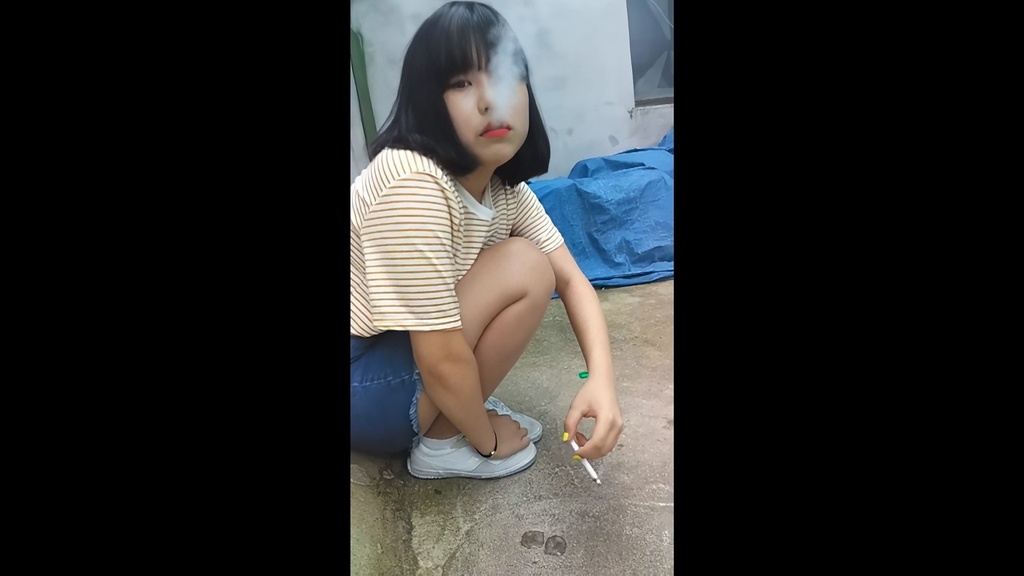 Korean Spit and smoking 1 [喫煙女子・痰]