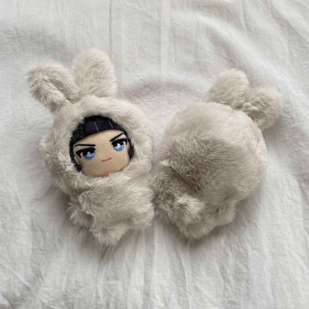 シンプルなもこもこうさぎの着ぐるみ