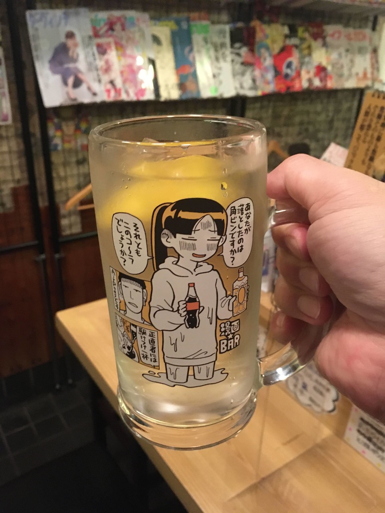 コークハイを飲む女 ビールジョッキ