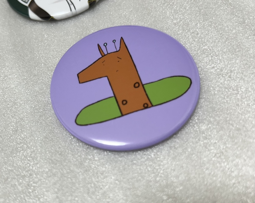 【缶バッジ】穴に落ちたキリンさん