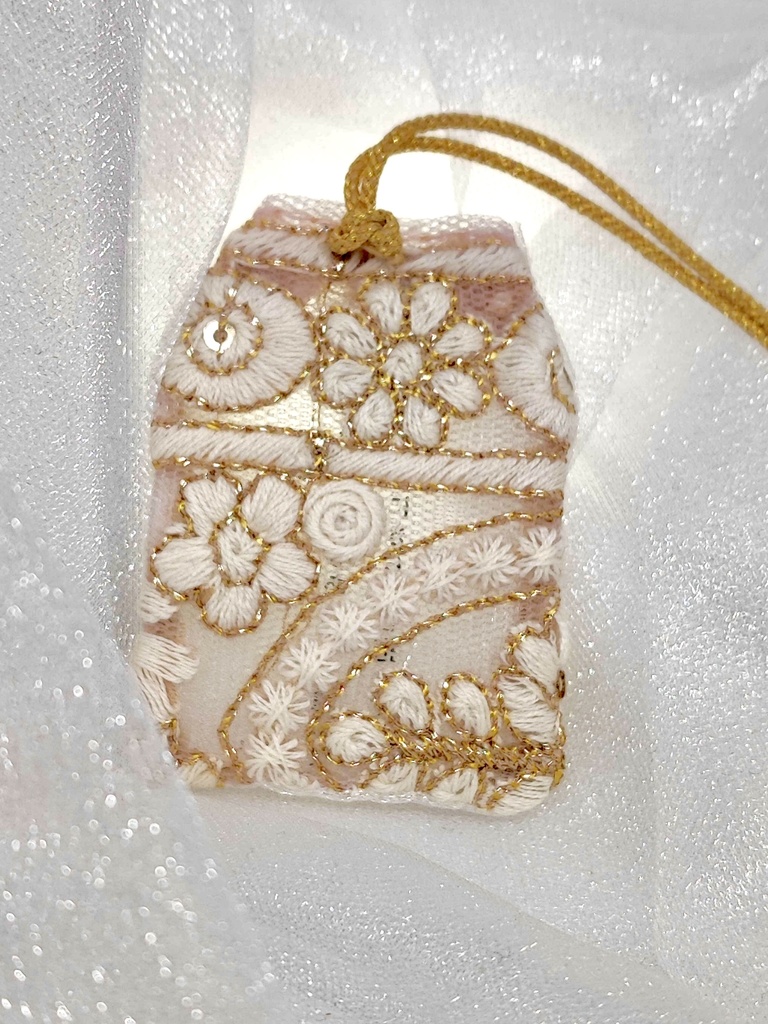 短歌のお守り袋【もし口が裂けてもあたし綺麗って思えるようにきらめき抱いて】