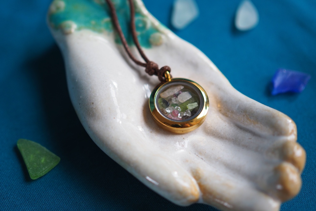 シーグラスと天然石のガラスロケットペンダント(カニ2)