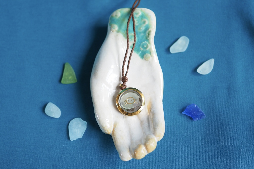 シーグラスと天然石のガラスロケットペンダント(カニ2)