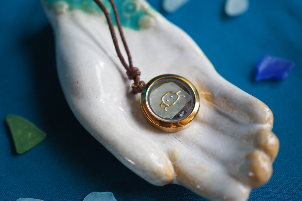 シーグラスと天然石のガラスロケットペンダント(カニ2)