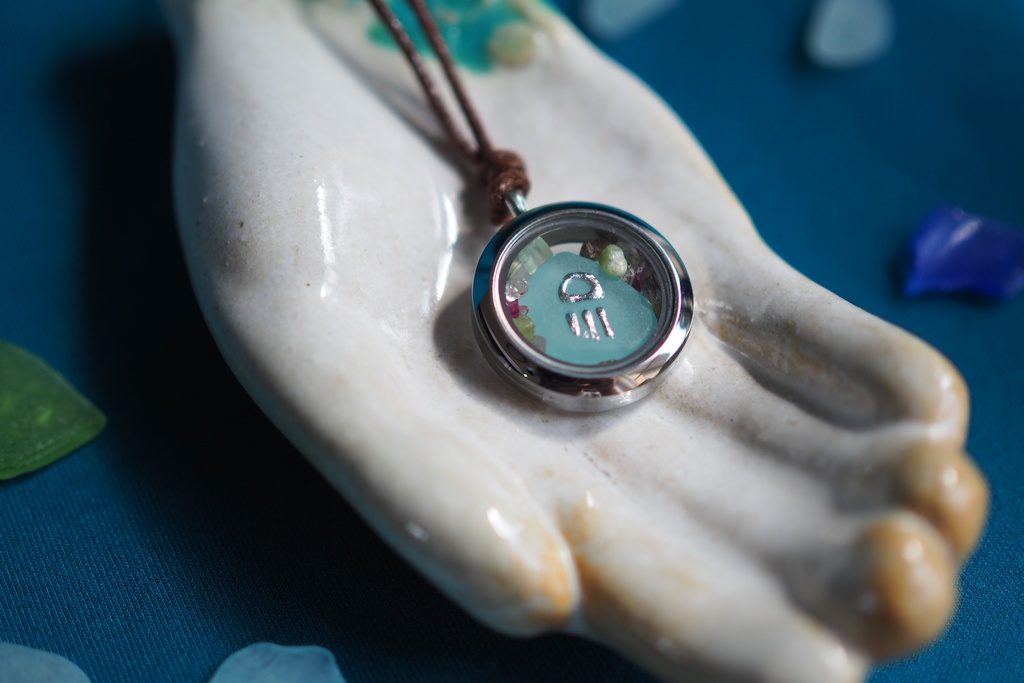 シーグラスと天然石のガラスロケットペンダント(くらげ)