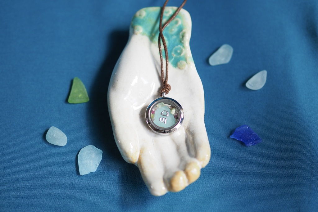 シーグラスと天然石のガラスロケットペンダント(くらげ)