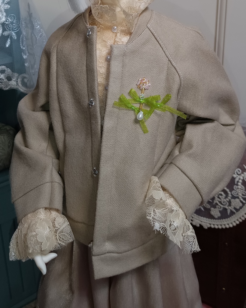 ベージュのブルゾン(60cm、50cmドール用)