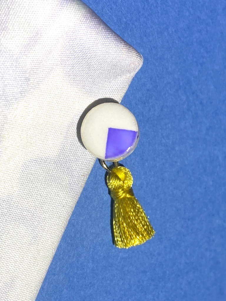 プランス・ブランイメージのタイルとフリンジピアス