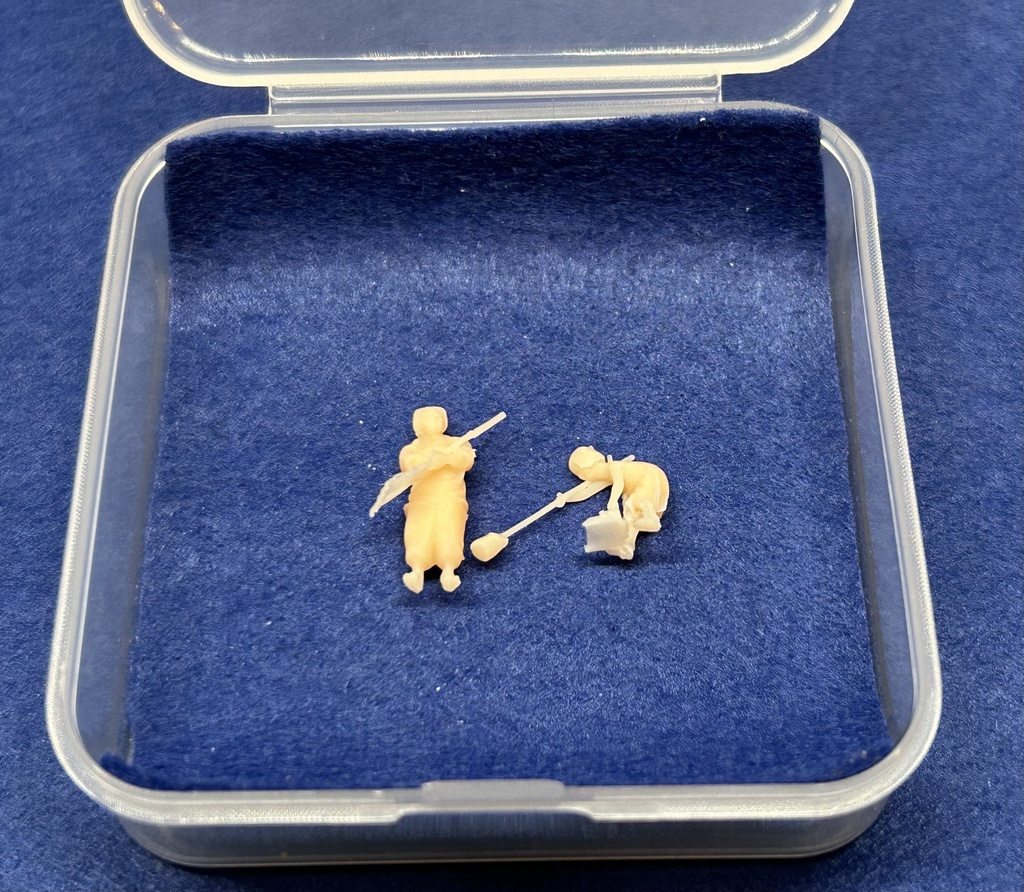 お掃除セット（1/80）　　　　　　　割烹着おばさん＋掃き掃除する子供