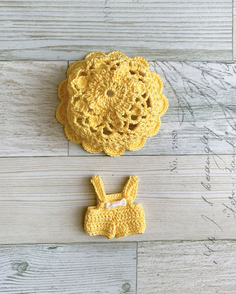 飾り編み帽子とサロペットセット