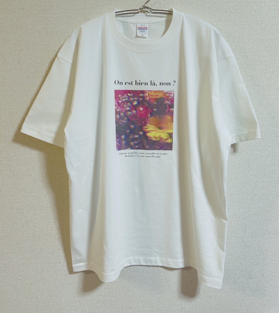 broken flower Tシャツ