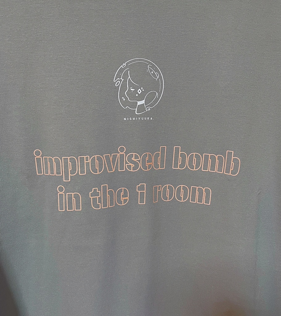 Improvised bomb in the 1 Room ロゴ入りロンT ストーングレー