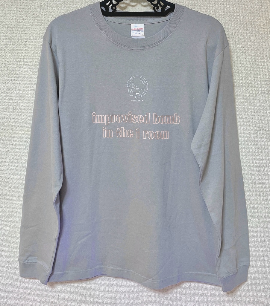 Improvised bomb in the 1 Room ロゴ入りロンT ストーングレー