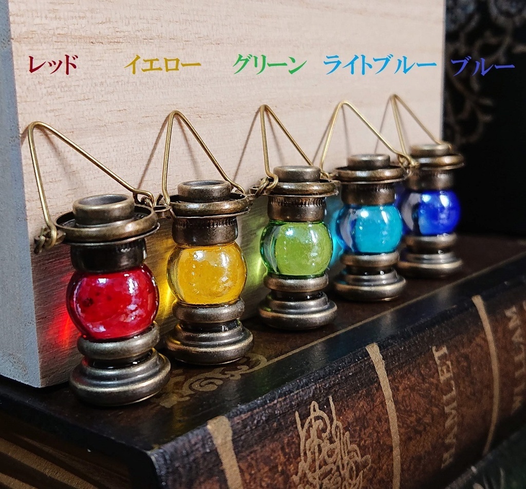 小さなランタンのペンダント