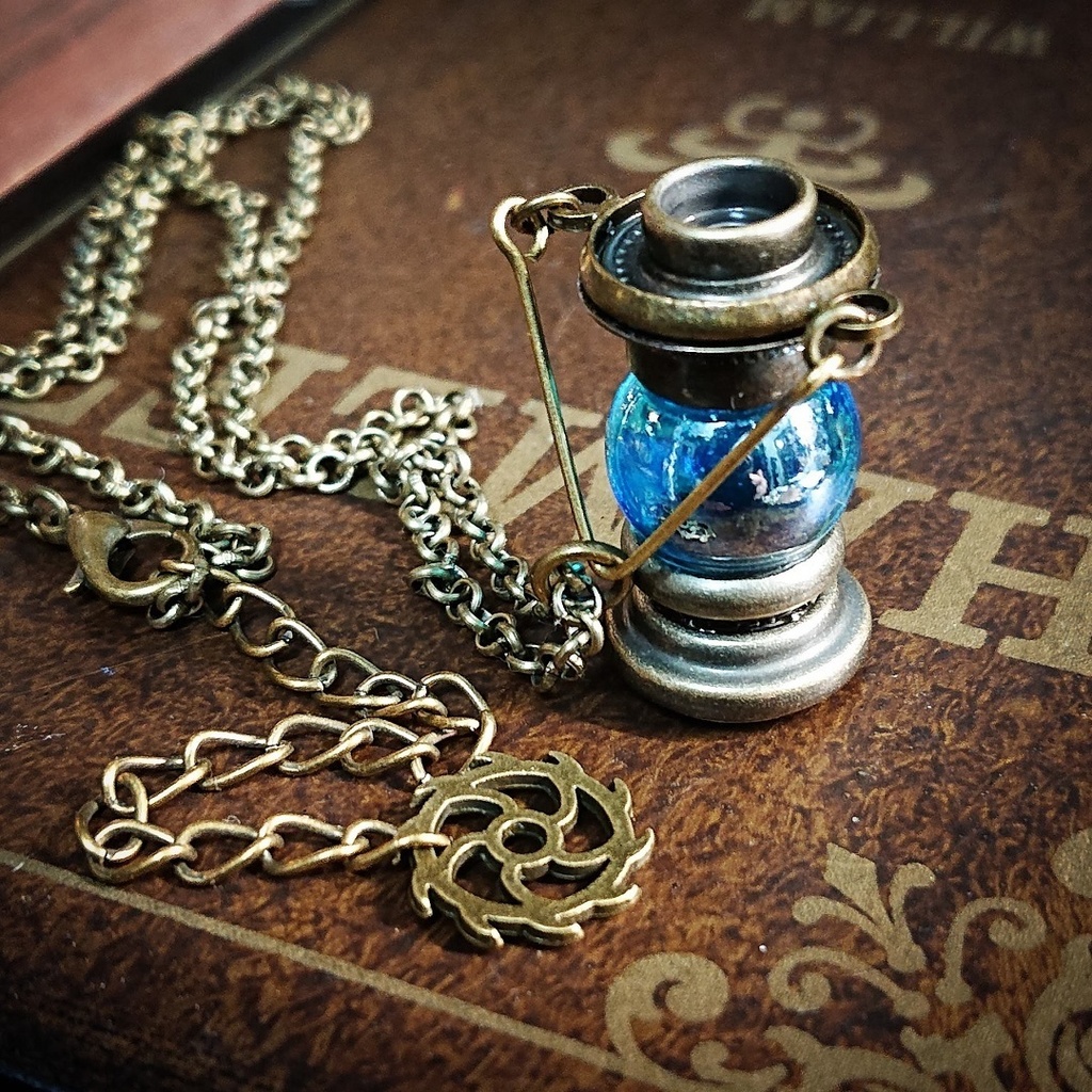 小さなランタンのペンダント