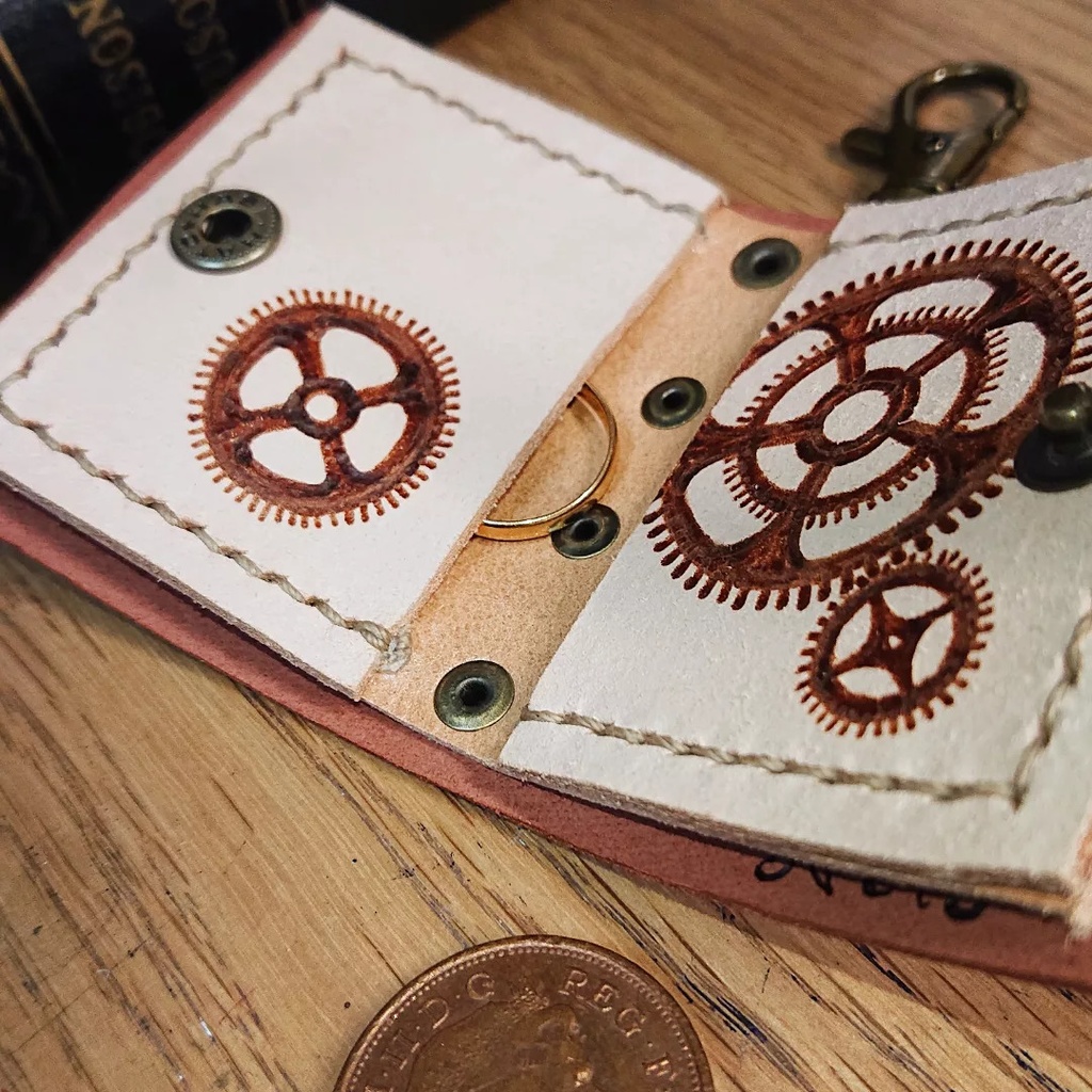 手帳風レザー小物入れ