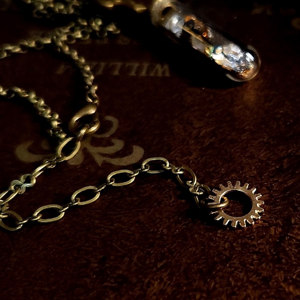 時計部品と水晶のペンダントA