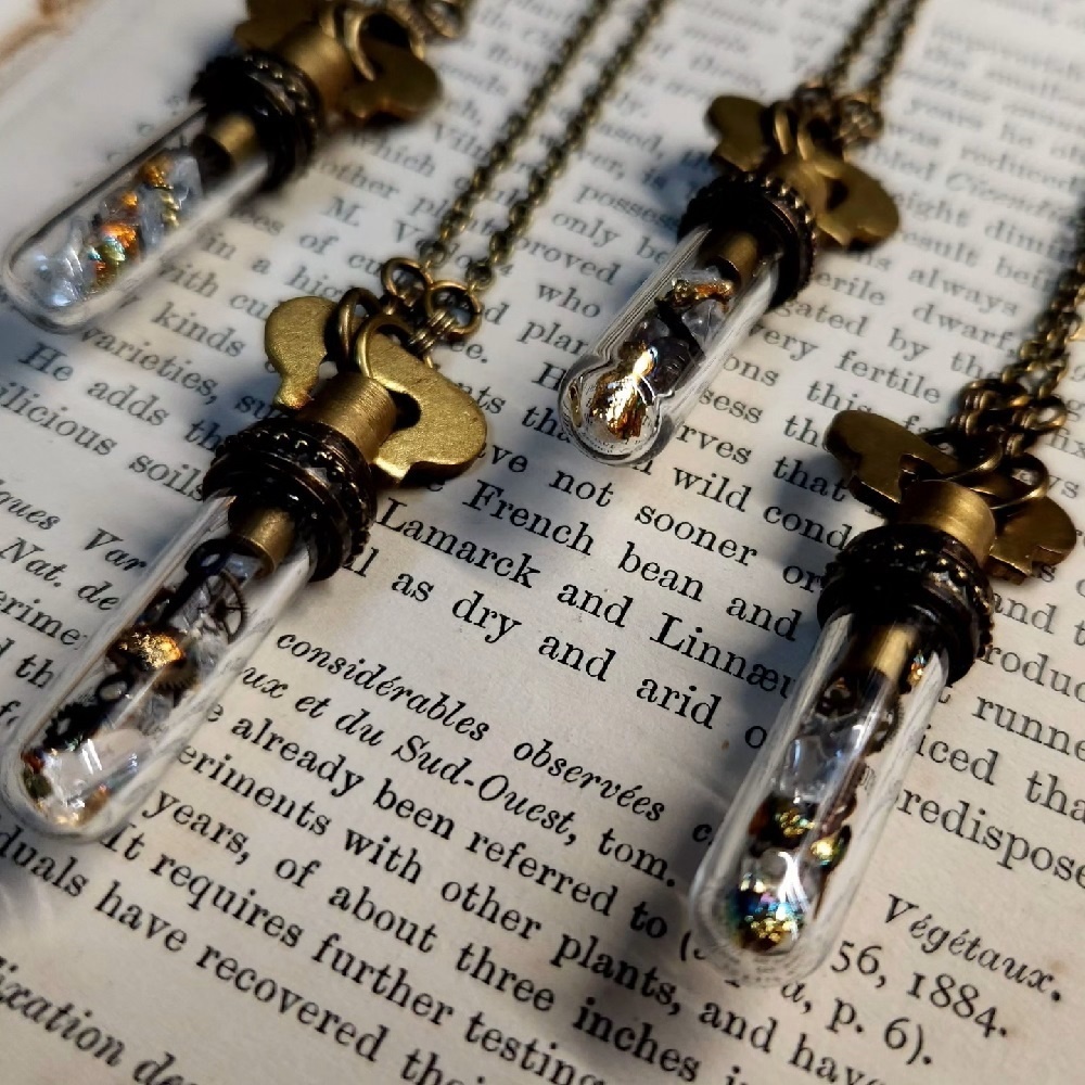 時計部品と水晶のペンダントA