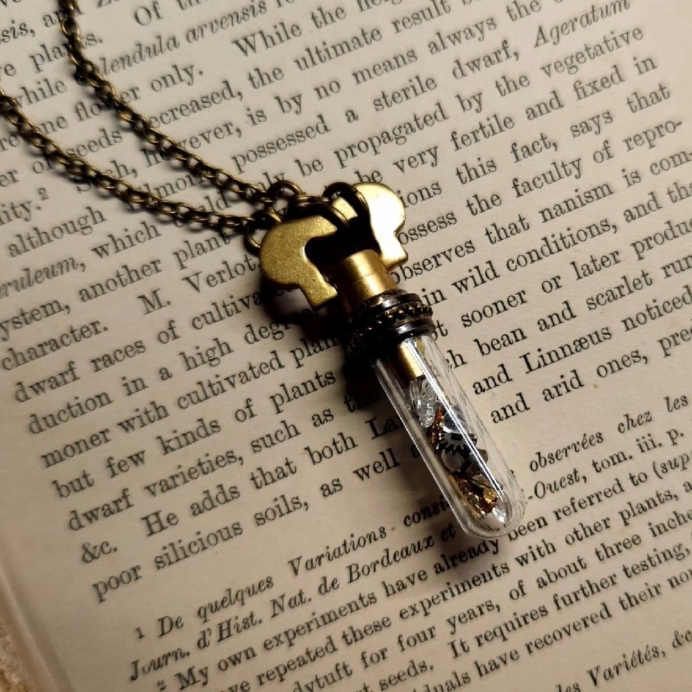 時計部品と水晶のペンダントA