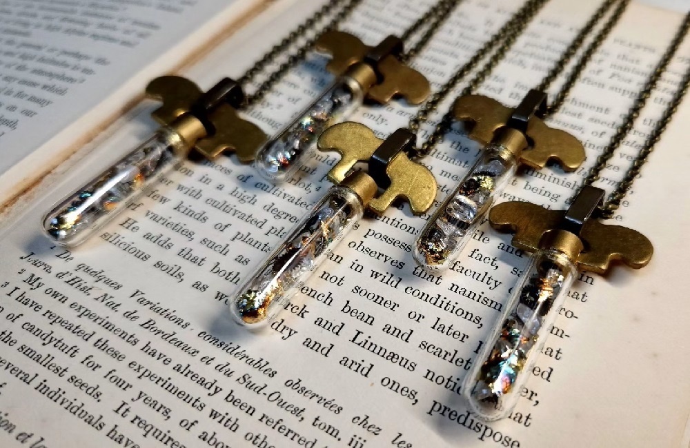 時計部品と水晶のペンダントB