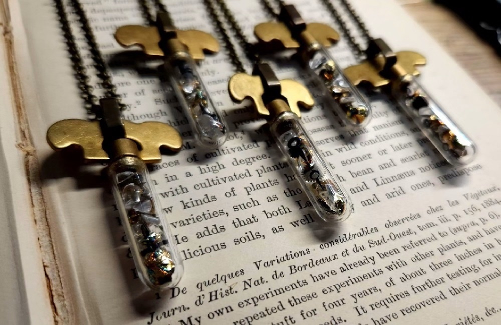 時計部品と水晶のペンダントB