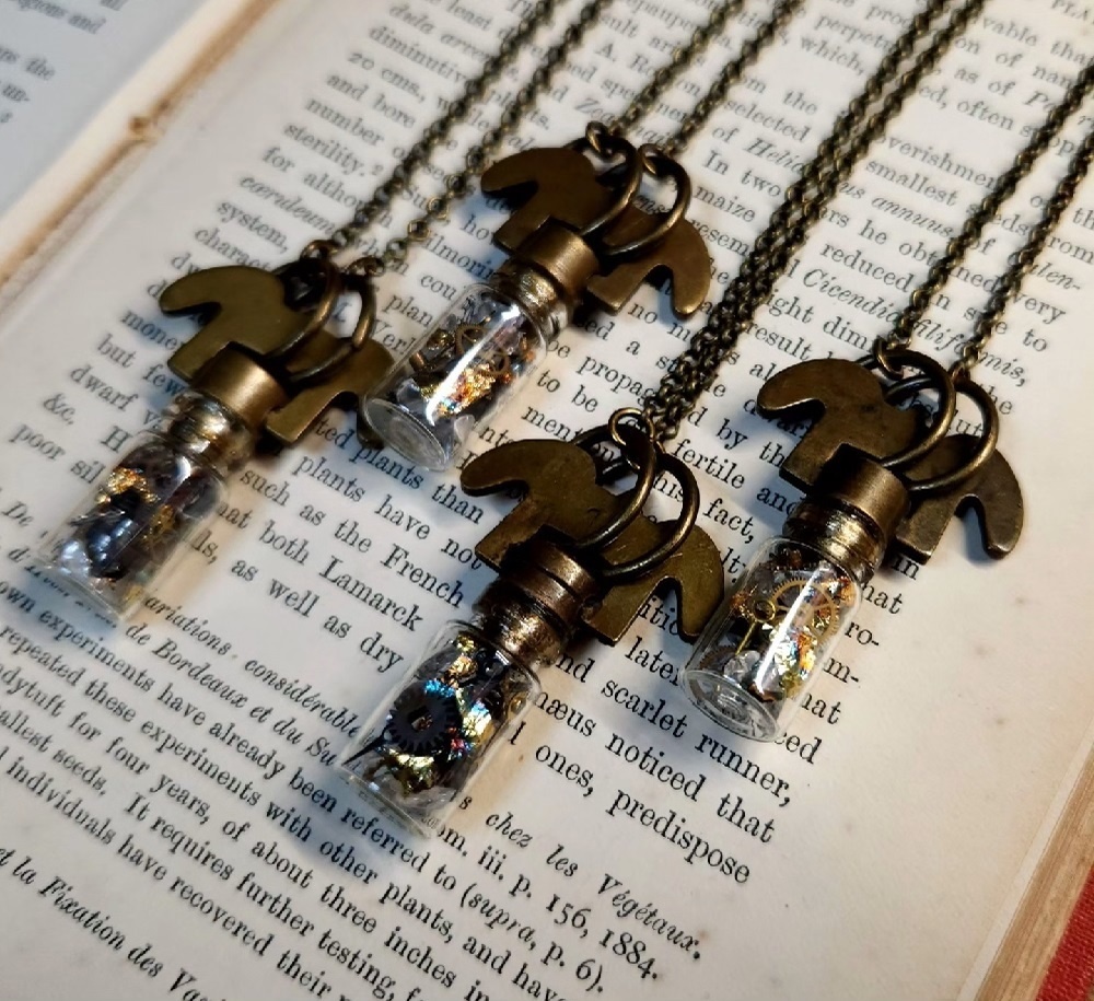 時計部品と水晶のペンダントC