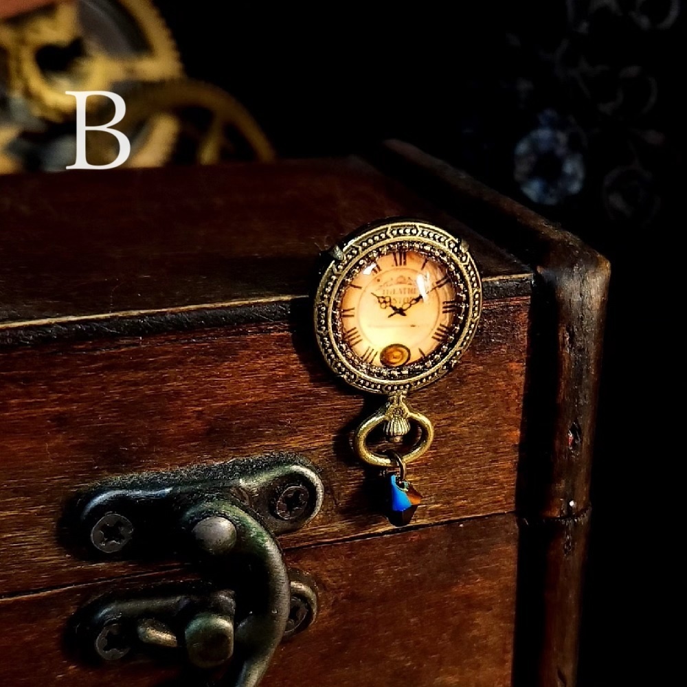 小さな時計風ブローチ