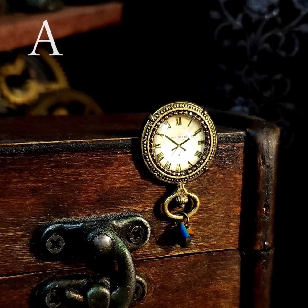 小さな時計風ブローチ