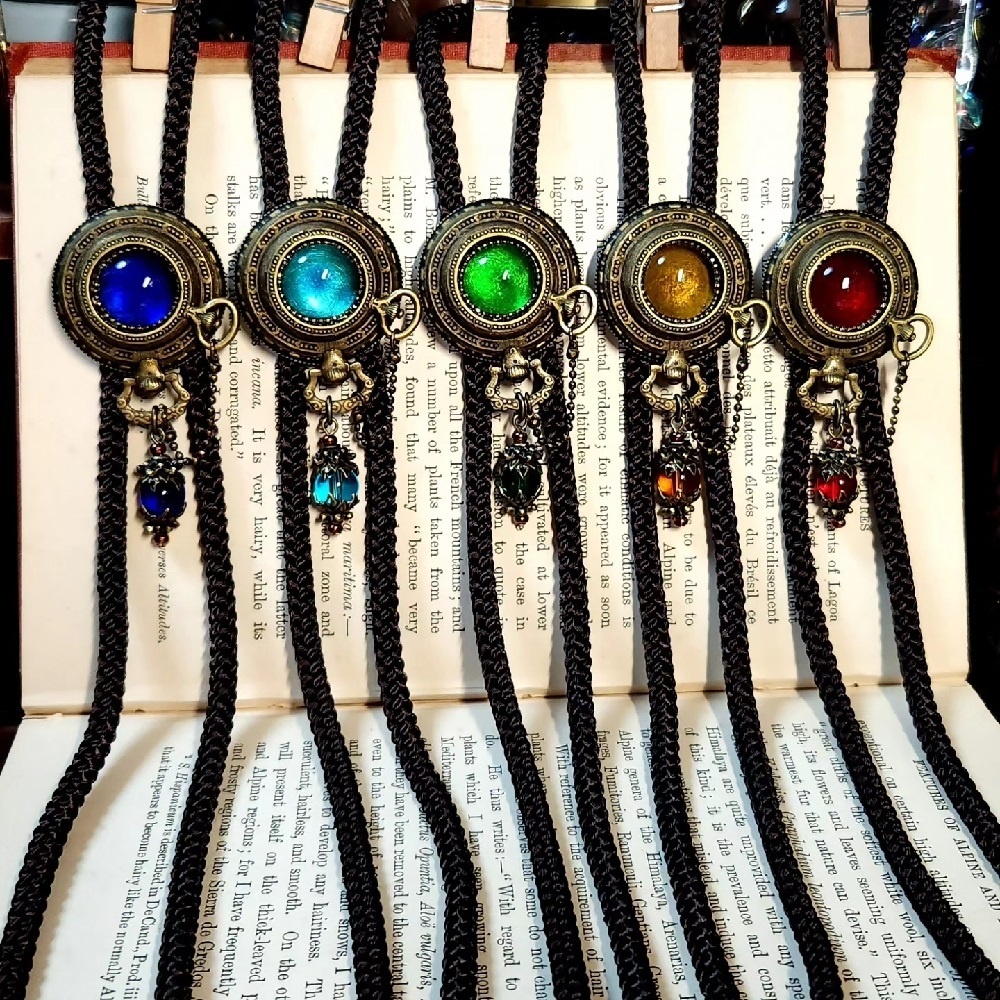 色ガラスのループタイ