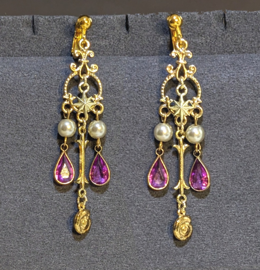 紫と巻貝のイヤリング