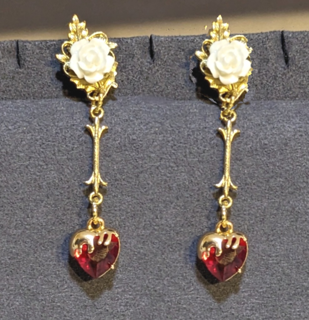 白薔薇とハートのイヤリング