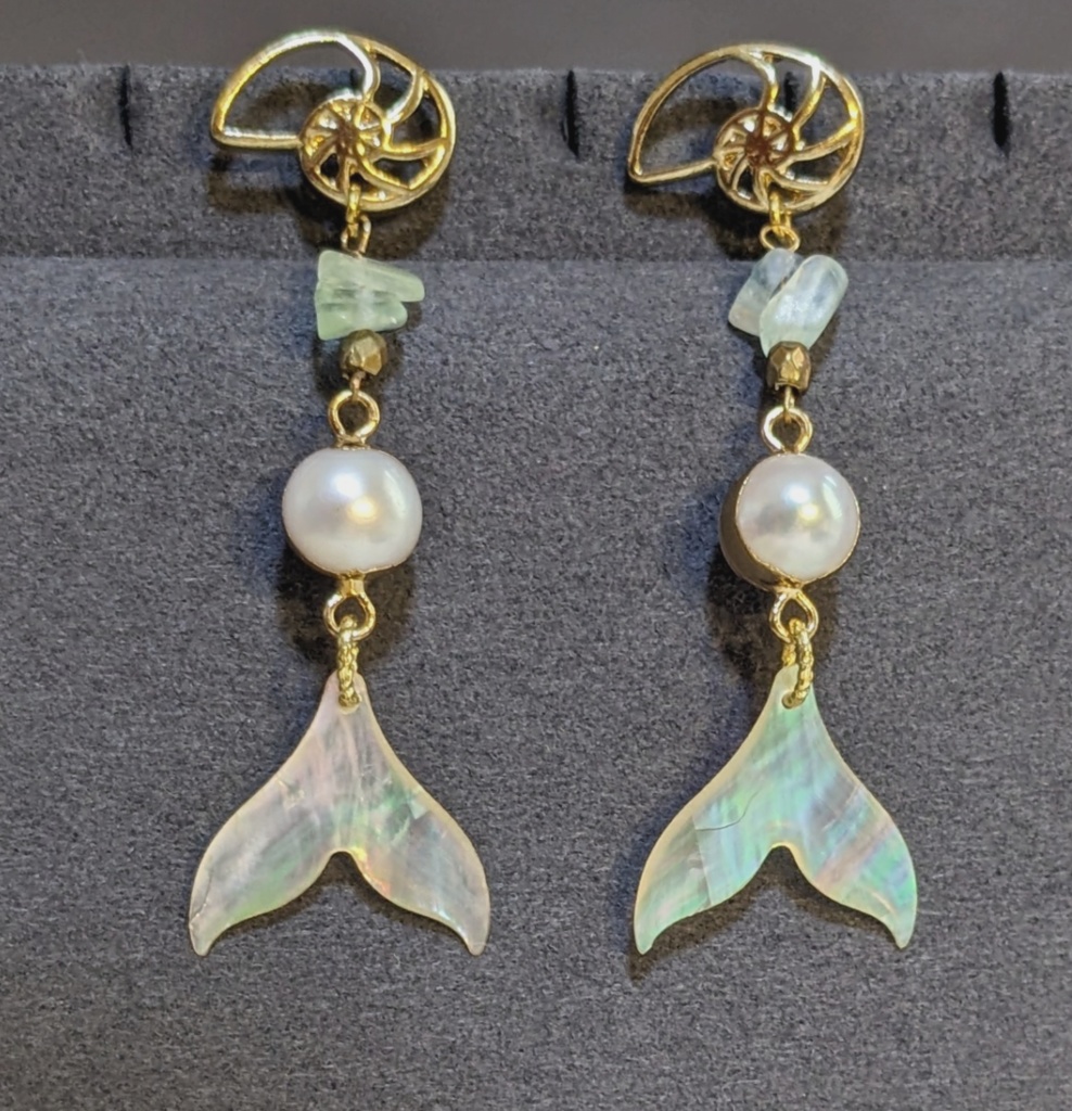 巻貝と鰭のピアス（イヤリング不可）