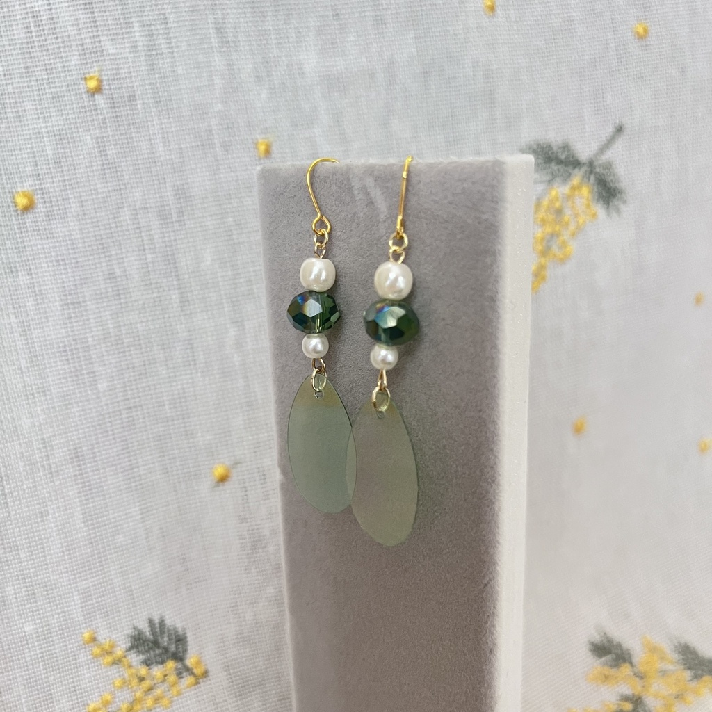 新緑のきらめきピアス