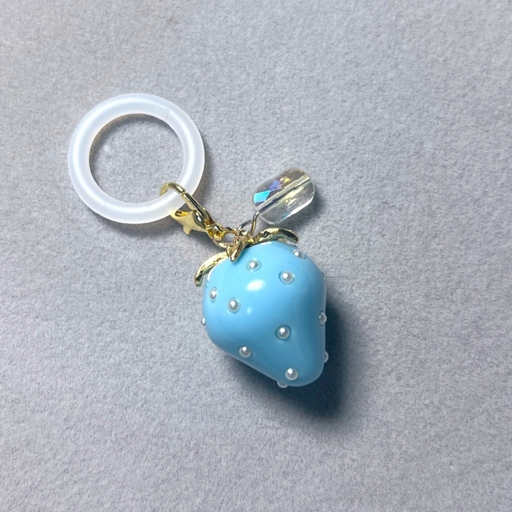 水色いちごのめじるしアクセサリー