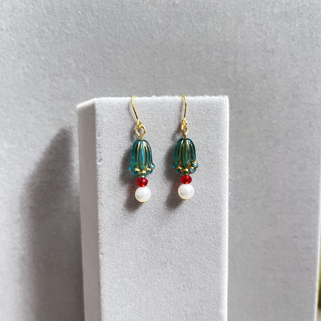 緑のつぼみピアス