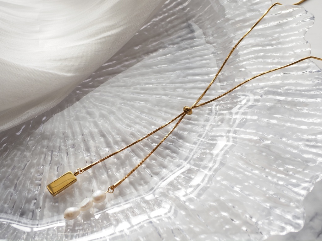 スネークチェーンロングネックレス（淡水パールチャーム）