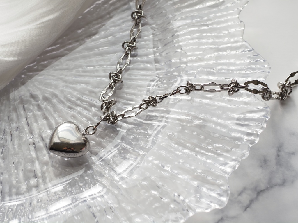 イバラチェーンチョーカーネックレス（ハートチャーム）