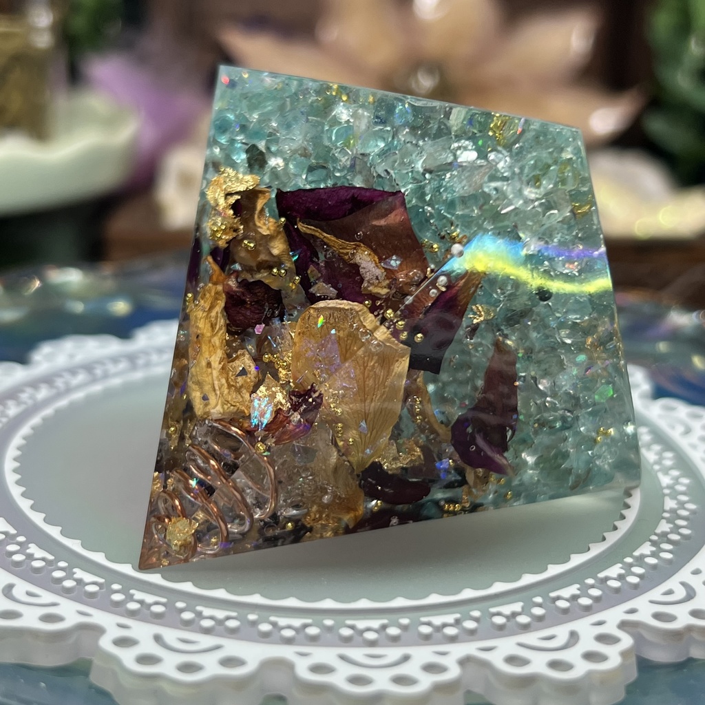 【NorthernLights】ピラミッド型オルゴナイト風オブジェ -2024-