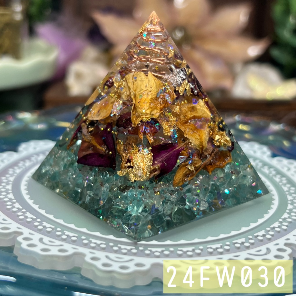 【NorthernLights】ピラミッド型オルゴナイト風オブジェ -2024-