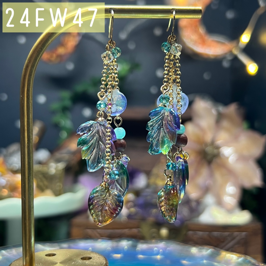 【NorthernLights】オーロラリーフとネモフィラの花びらのピアス