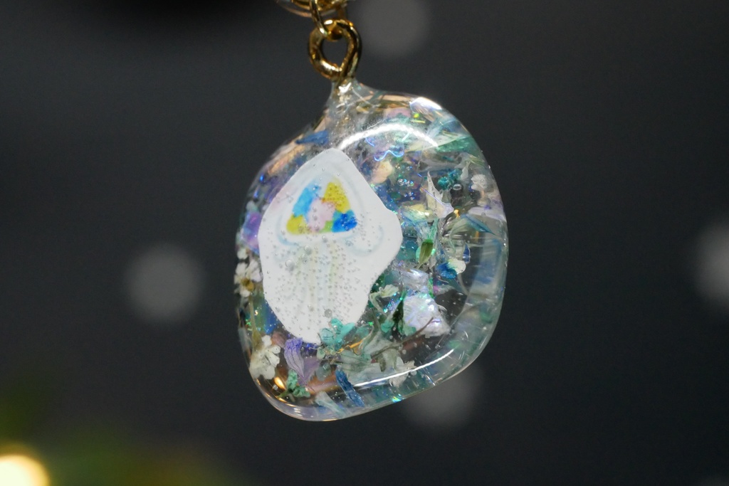 【みずのせかい】旅するクラゲのバッグチャーム