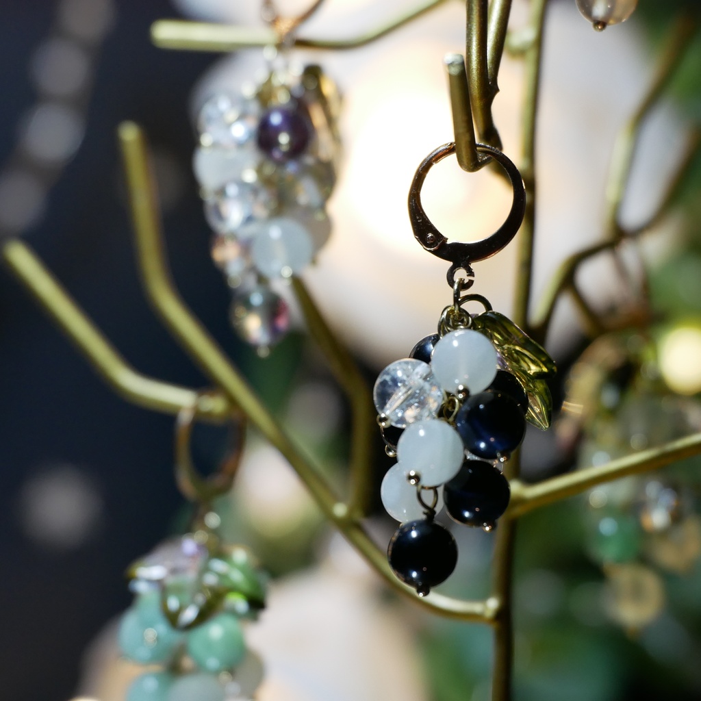 【再稼働、粒子】天然石ぶどうのみみかざり