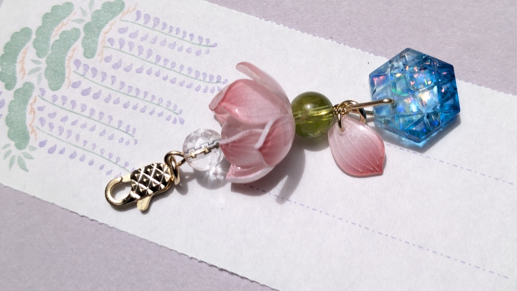 ペンダントトップ 水面の蓮