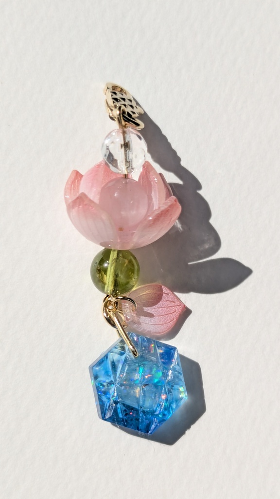 ペンダントトップ 水面の蓮