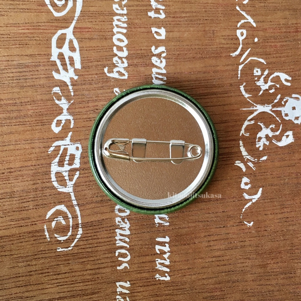 幼虫眼状紋缶バッジ