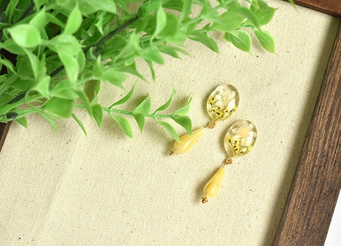 フランスヴィンテージビーズとレジンのピアス