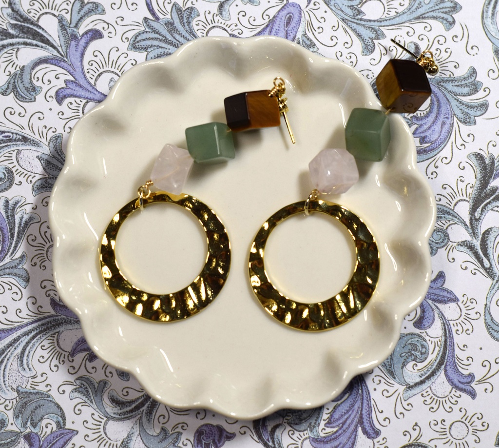 天然石キューブピアス