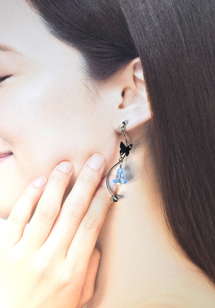 蝶とブルーフラワーピアス